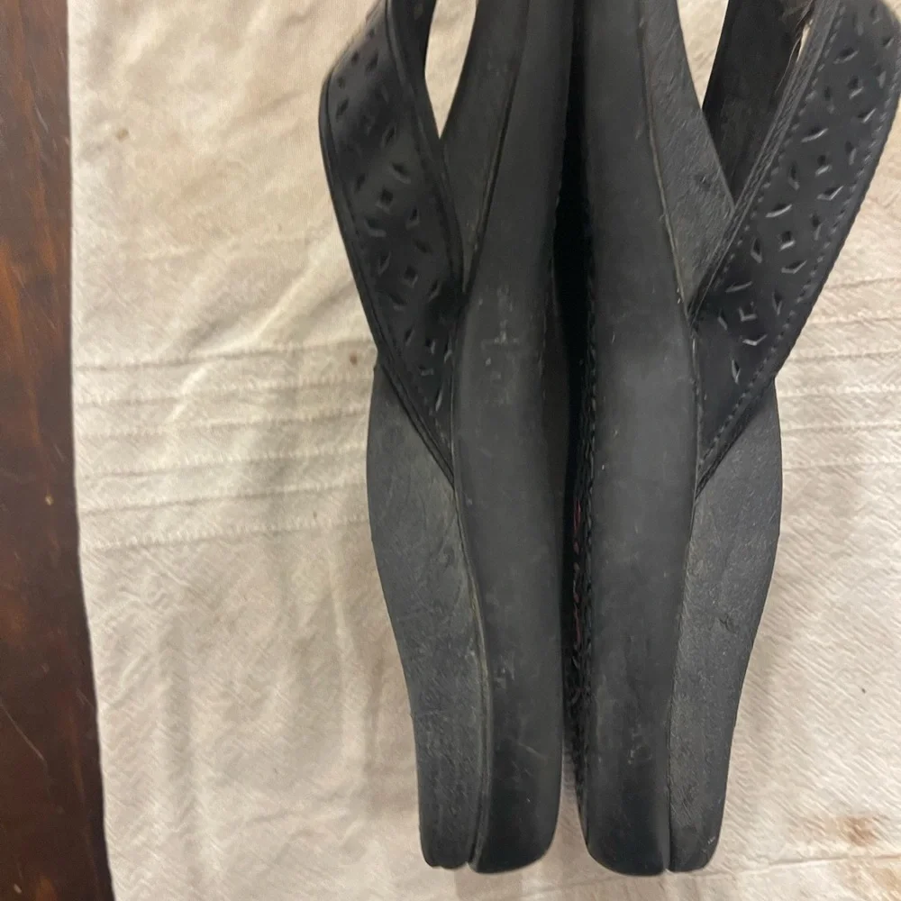 Black Vionic flip flops - Picture 10 of 11